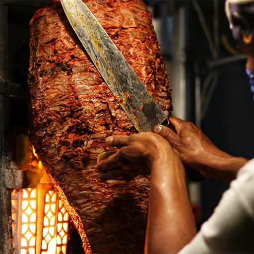 Corte de carne de kebab a mano.